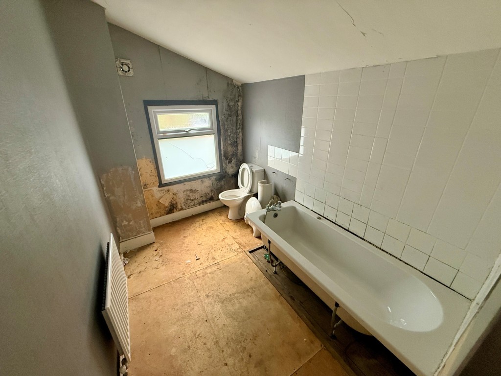 Lot: 162 - MID-TERRACE HOUSE FOR IMPROVEMENT - Bathroom with W.C.